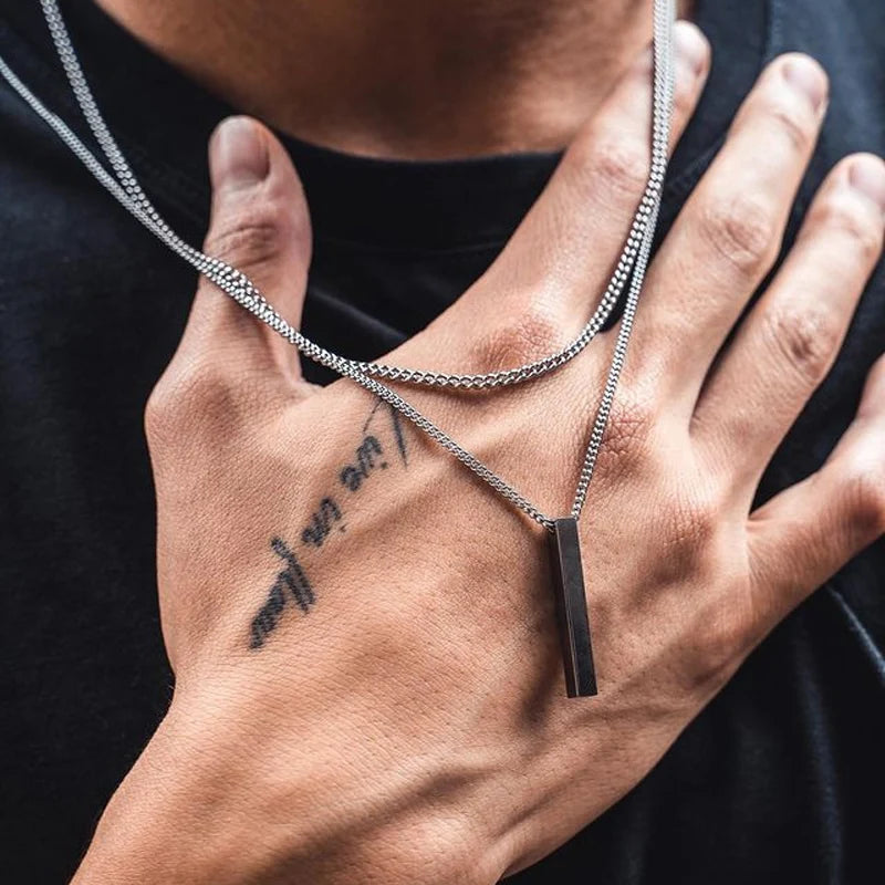 Kubanische Eleganz: Schwarze Edelstahl-Anhänger-Halskette für Männer.